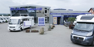 Wohnwagenhändler - Markenvertretung: Concorde - schaffer-mobil Eingang zum Fahrzeugverkauf, Zubehör-Shop und Anmeldung Stellplatz - schaffer-mobil Wohnmobile GmbH