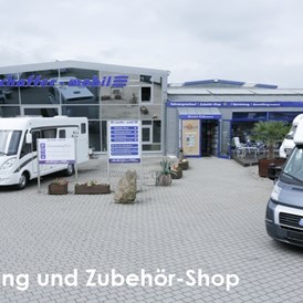 Wohnmobilhändler: schaffer-mobil Eingang zum Fahrzeugverkauf, Zubehör-Shop und Anmeldung Stellplatz - schaffer-mobil Wohnmobile GmbH
