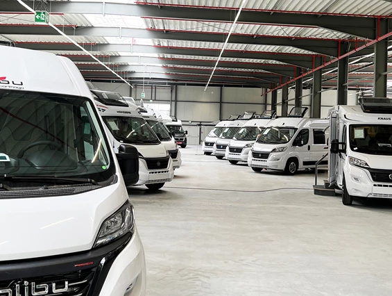 Wohnmobilhändler: Ausstellung Reisemobile und Vans - Caravan Center Bocholt
