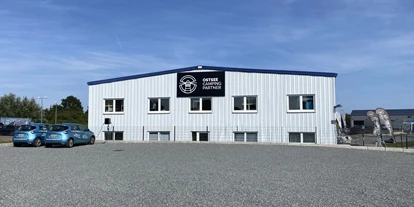 Wohnwagenhändler - Markenvertretung: Bürstner - Willkommen im Camping-Kaufhaus beim Ostsee Campingpartner in Grube (23749)– deine Anlaufstelle für alles, was das Camperherz begehrt! Egal ob Zelte, Campingmöbel, Kochutensilien oder praktische Gadgets – bei uns findest du alles unter einem Dach.
 - Ostsee Campingpartner KG