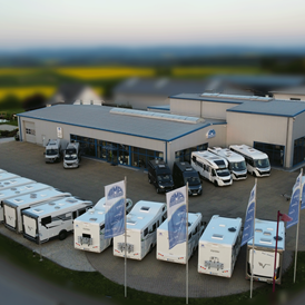 Wohnmobilhändler: Ausstellungshalle mit Werkstatt und Freigelände - AMB Reisemobile GmbH