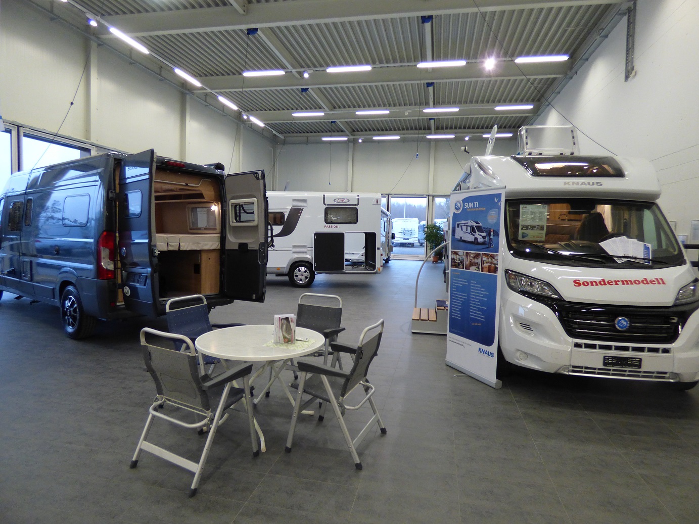 Caravan dealer - Lucerne - Grosszügiger Showroom - Alco Wohnmobile AG
