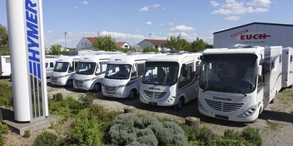 Wohnwagenhändler - Servicepartner: Truma - Deutschland - Reisemobile Euch e.K. - Neufahrzeug-Austellung mit unserer Aufbau-Werkstatt im Hintergrund - Reisemobile Euch e.K.