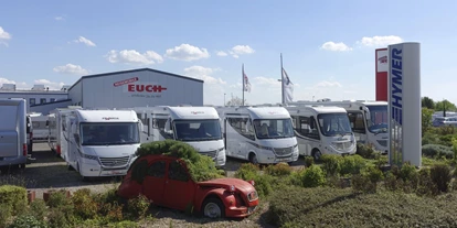 Wohnwagenhändler - Servicepartner: Truma - Deutschland - Reisemobile Euch e.K. - Neufahrzeug-Austellung mit unserer Aufbau-Werkstatt im Hintergrund - Reisemobile Euch e.K.