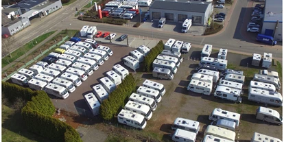 Wohnwagenhändler - Servicepartner: Truma - Deutschland - Reisemobile Euch e.K. - Links oben erkennt man unser Verkaufsbüro, Zubehör-Shop und die Kfz-Werkstatt und am oberen Bildrand unsere zweite Werkstatt für die Arbeiten am Wohnaufbau. - Reisemobile Euch e.K.