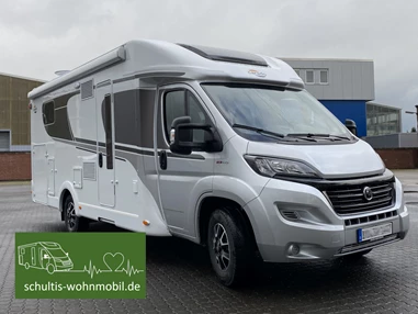 Wohnmobilhändler: Carado T447
> Sehr großes Heckbett mit 210 / 215 × 210 Liegefläche für 2-3 Personen
(als Einzelbetten 210 × 80 bzw. 215 × 80 Liegefläche)
> Hubbett 195 × 140 / 110 für bis zu 2 Personen
> 140 PS Fiat Ducato
> Fahrerhausklimaanlage (manuell)
> Fahrradträger 3 Räder
> Rückfahrkamera, Markise
> Viel Platz auf 740cm Länge und 232cm Breite (Außenmaße) - Schultis-Wohnmobil.de