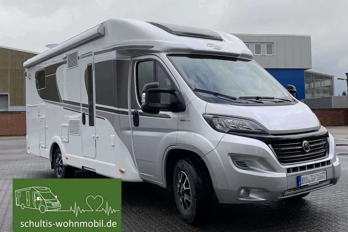 Wohnmobilhändler: Carado T447
> Sehr großes Heckbett mit 210 / 215 × 210 Liegefläche für 2-3 Personen
(als Einzelbetten 210 × 80 bzw. 215 × 80 Liegefläche)
> Hubbett 195 × 140 / 110 für bis zu 2 Personen
> 140 PS Fiat Ducato
> Fahrerhausklimaanlage (manuell)
> Fahrradträger 3 Räder
> Rückfahrkamera, Markise
> Viel Platz auf 740cm Länge und 232cm Breite (Außenmaße) - Schultis-Wohnmobil.de