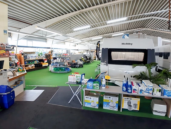 Wohnmobilhändler: Unser Zubehörshop, direkt neben unserer Fahrzeugausstellung - Campingsalon ZimmerMann GmbH