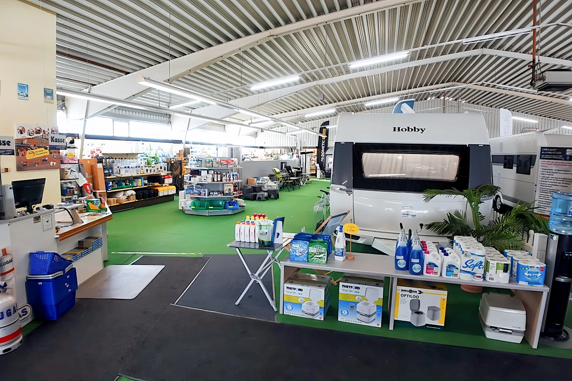 Wohnmobilhändler: Unser Zubehörshop, direkt neben unserer Fahrzeugausstellung - Campingsalon ZimmerMann GmbH