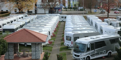Caravan dealer - Verkauf Reisemobil Aufbautyp: Kastenwagen - Caravan-Center Owandner