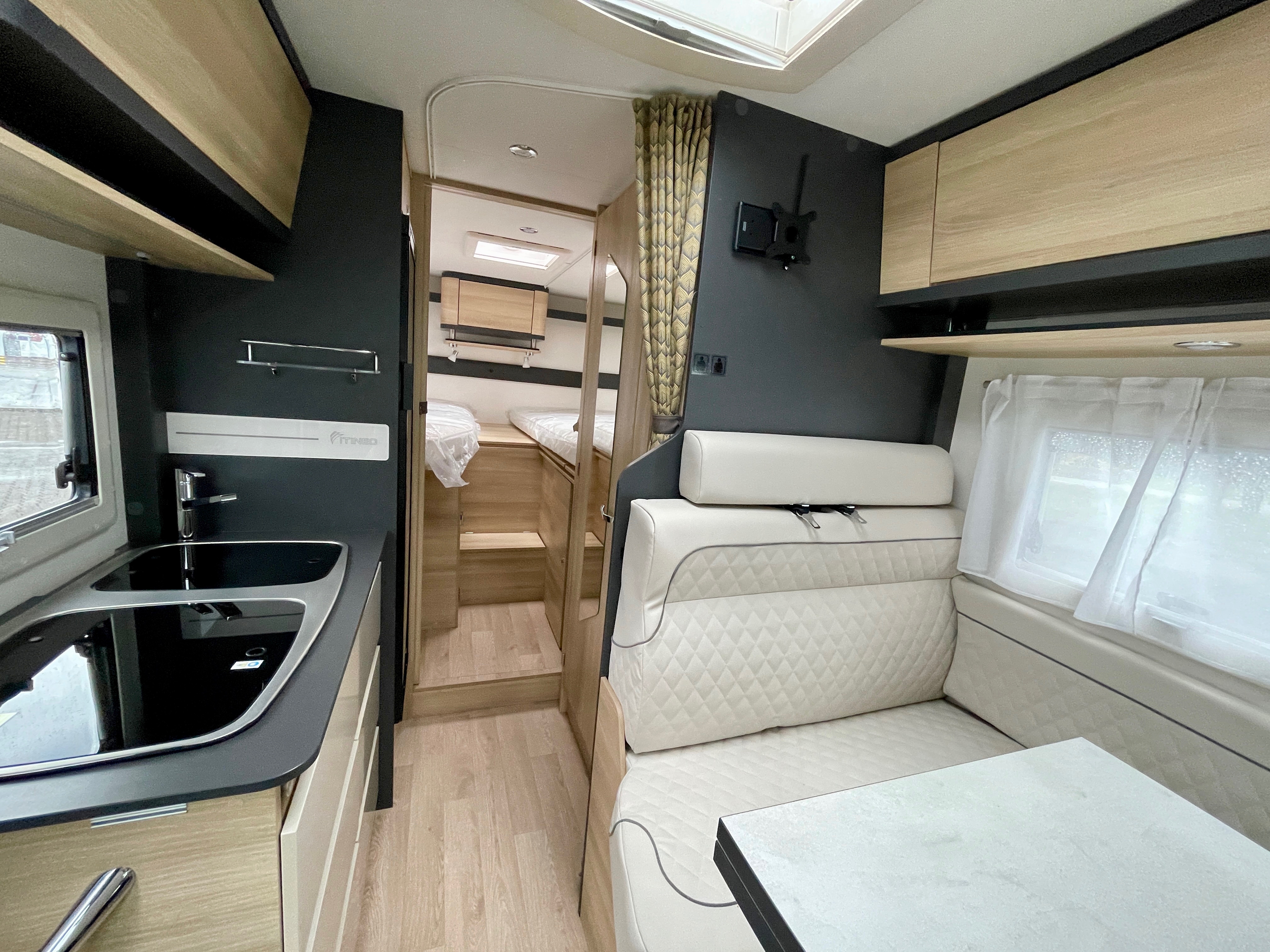 Caravandealer - Zwitserland - moderne Mietfahrzeuge - Vogel Wohnmobile