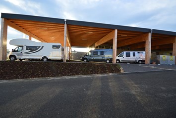 Wohnmobilhändler: Wohnmobil Ausstellung unter Dach - wettersicher!
Abstellplätze gedeckt - WoMo Vermietung GmbH