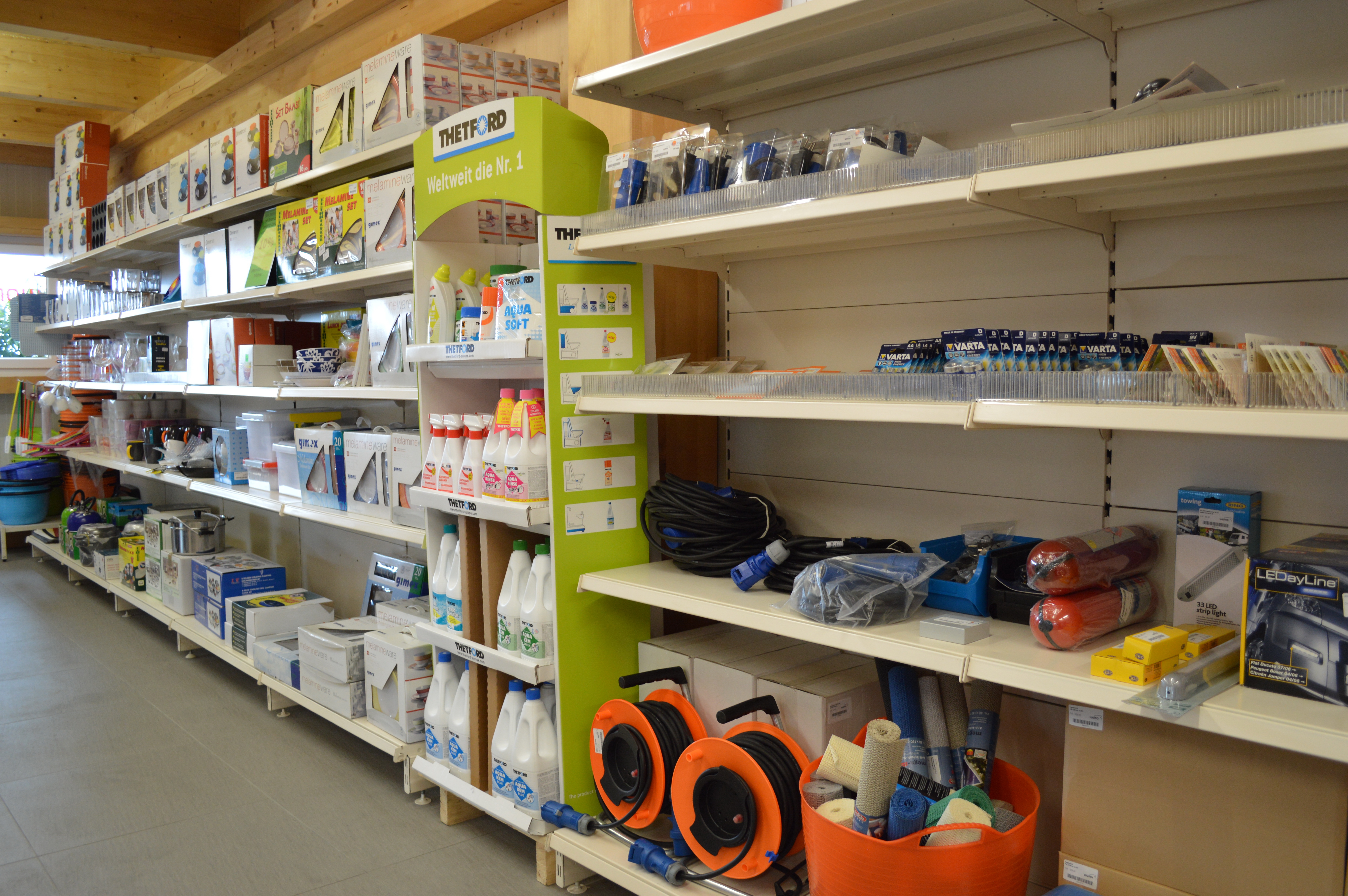 Wohnmobilhändler: Grosser Campingzubehör Shop  - WoMo Vermietung GmbH