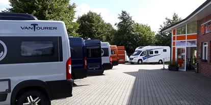 Wohnwagenhändler - Emmen (Drenthe) - EMSLAND CAMPER - WOHNMOBILE/REISEMOBILE/KASTENWAGEN
WERKSTATT - VERMIETUNG - VERKAUF -ZUBEHÖR
Mobiler Werkstattservice.
Wir rüsten Ihr Fahrzeug auf Wunsch auch auf!
Einbau von Markise, Fahrradträger, Anhängerkupplung,
2te Aufbaubatterie
Solar, TV, Außendusche,
Anhängerkupplung, Luftfederung, Einbruch- Diebstahlsicherung
uvm.
 - Emsland Camper