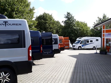 Wohnmobilhändler: EMSLAND CAMPER - WOHNMOBILE/REISEMOBILE/KASTENWAGEN
WERKSTATT - VERMIETUNG - VERKAUF -ZUBEHÖR
Mobiler Werkstattservice.
Wir rüsten Ihr Fahrzeug auf Wunsch auch auf!
Einbau von Markise, Fahrradträger, Anhängerkupplung,
2te Aufbaubatterie
Solar, TV, Außendusche,
Anhängerkupplung, Luftfederung, Einbruch- Diebstahlsicherung
uvm.
 - Emsland Camper