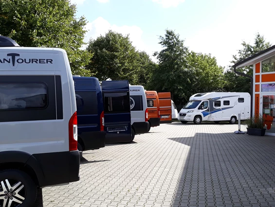 Wohnmobilhändler: EMSLAND CAMPER - WOHNMOBILE/REISEMOBILE/KASTENWAGEN
WERKSTATT - VERMIETUNG - VERKAUF -ZUBEHÖR
Mobiler Werkstattservice.
Wir rüsten Ihr Fahrzeug auf Wunsch auch auf!
Einbau von Markise, Fahrradträger, Anhängerkupplung,
2te Aufbaubatterie
Solar, TV, Außendusche,
Anhängerkupplung, Luftfederung, Einbruch- Diebstahlsicherung
uvm.
 - Emsland Camper