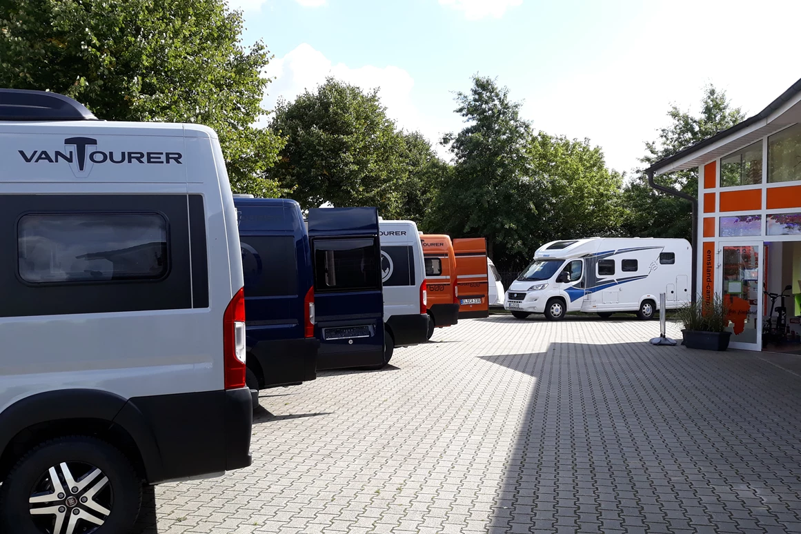 Wohnmobilhändler: EMSLAND CAMPER - WOHNMOBILE/REISEMOBILE/KASTENWAGEN
WERKSTATT - VERMIETUNG - VERKAUF -ZUBEHÖR
Mobiler Werkstattservice.
Wir rüsten Ihr Fahrzeug auf Wunsch auch auf!
Einbau von Markise, Fahrradträger, Anhängerkupplung,
2te Aufbaubatterie
Solar, TV, Außendusche,
Anhängerkupplung, Luftfederung, Einbruch- Diebstahlsicherung
uvm.
 - Emsland Camper