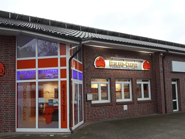 Wohnmobilhändler: EMSLAND CAMPER - NIEDERSACHSEN
REPARATUR - AUFRÜSTUNG - WOHNMOBILE
Wir freuen uns auf Ihren Besuch an unserem Standort in 26906 Dersum - Emsland Camper