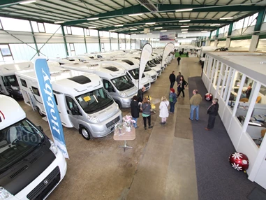 Wohnmobilhändler: .. und 8000 qm Indoor-Caravaningwelt. - Seit 1975 gibt es das Caravaning-Center Schmidtmeier. Ideen, aus denen mobile Freizeit entsteht.