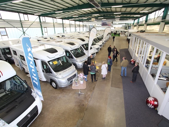 Wohnmobilhändler: .. und 8000 qm Indoor-Caravaningwelt. - Seit 1975 gibt es das Caravaning-Center Schmidtmeier. Ideen, aus denen mobile Freizeit entsteht.