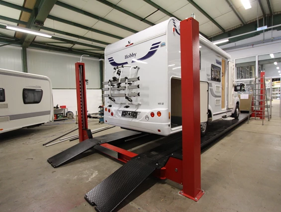 Wohnmobilhändler: Die modern ausgestattete Werktstatt. - Seit 1975 gibt es das Caravaning-Center Schmidtmeier. Ideen, aus denen mobile Freizeit entsteht.