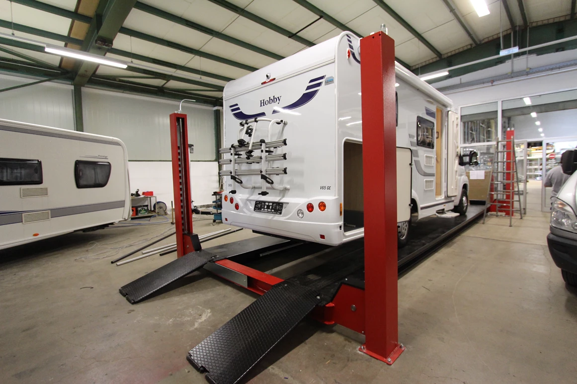 Wohnmobilhändler: Die modern ausgestattete Werktstatt. - Seit 1975 gibt es das Caravaning-Center Schmidtmeier. Ideen, aus denen mobile Freizeit entsteht.