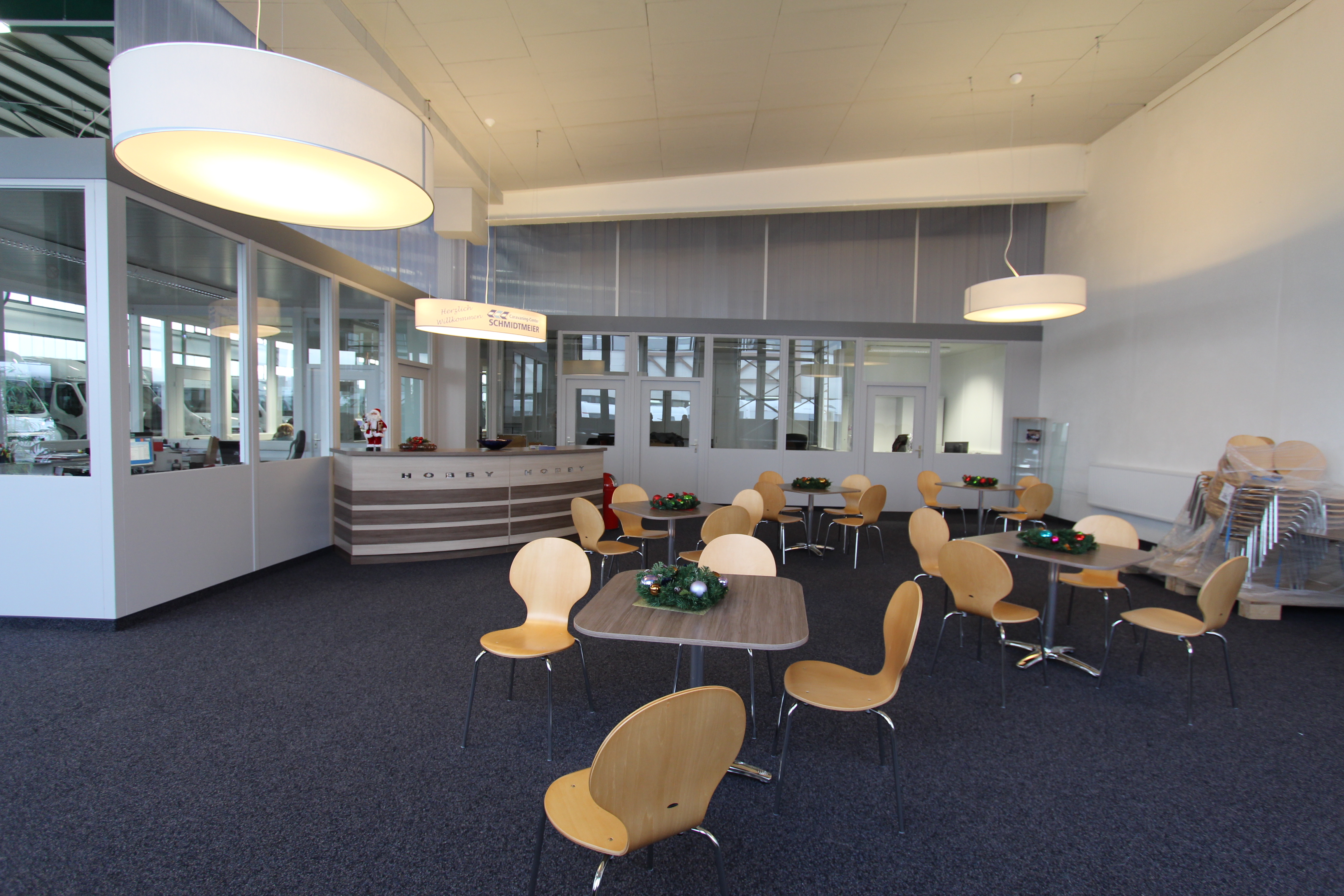 Wohnwagenhändler - PLZ 72144 (Deutschland) - Die Lobby lädt zum Verweilen ein. - Seit 1975 gibt es das Caravaning-Center Schmidtmeier. Ideen, aus denen mobile Freizeit entsteht.