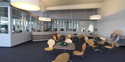 Wohnwagenhändler - Metzingen - Die Lobby lädt zum Verweilen ein. - Seit 1975 gibt es das Caravaning-Center Schmidtmeier. Ideen, aus denen mobile Freizeit entsteht.