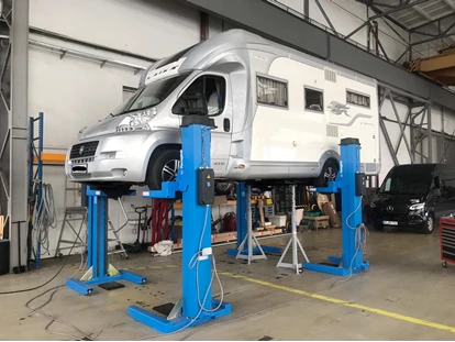 Wohnwagenhändler - Arnstadt - Mit unserer neuen Radgreifanlage heben wir Alles was Räder hat bis 10 t Gesamtgewicht sicher in die Höhe. - VAN - STORE GOLDSCHMITT PREMIUMPARTNER