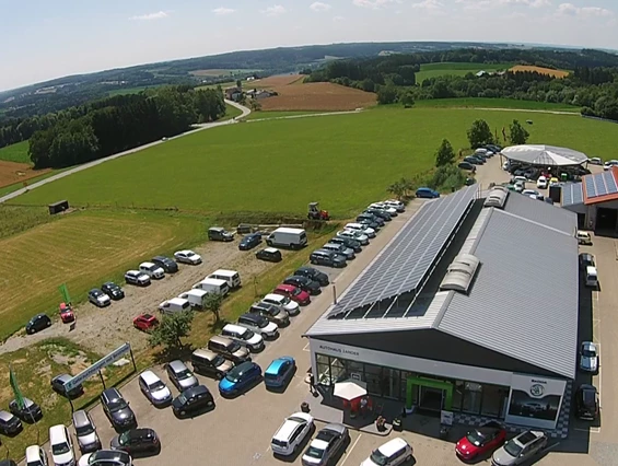 Wohnmobilhändler: Ein Teil unseres Geländes aus der Luft - Autohaus Zander - Reisemobile Niederbayern
