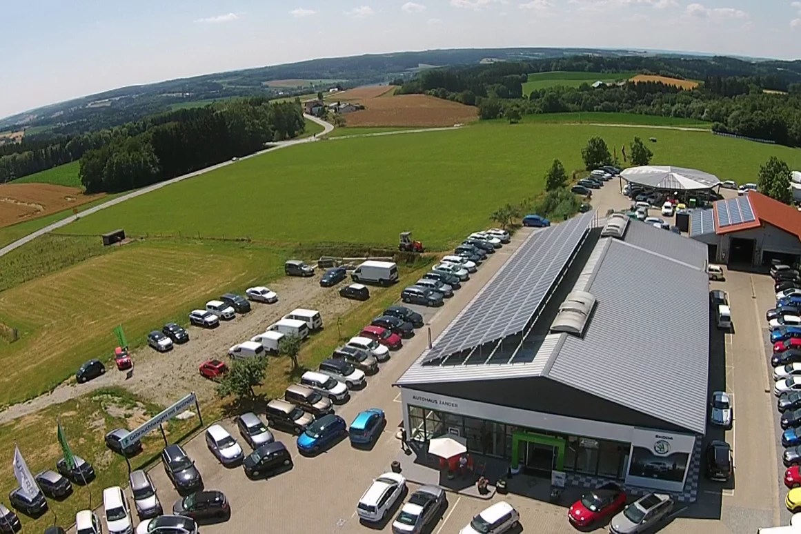 Wohnmobilhändler: Ein Teil unseres Geländes aus der Luft - Autohaus Zander - Reisemobile Niederbayern