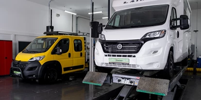 Wohnwagenhändler - Markenvertretung: LMC - Deutschland - Unser Werkstattbereich für Reisemobile - Hebebühnen & Achsvermessungsbühne für Fahrzeuge bis 8 Meter Länge und 5500 kg Gewicht vorhanden - für alle Service- und Reparaturarbeiten an Basisfahrzeug und Aufbau  - Autohaus Zander - Reisemobile Niederbayern