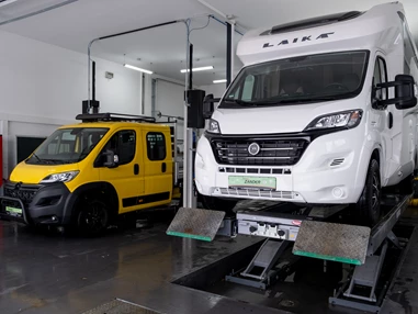 Wohnmobilhändler: Unser Werkstattbereich für Reisemobile - Hebebühnen & Achsvermessungsbühne für Fahrzeuge bis 8 Meter Länge und 5500 kg Gewicht vorhanden - für alle Service- und Reparaturarbeiten an Basisfahrzeug und Aufbau  - Autohaus Zander - Reisemobile Niederbayern