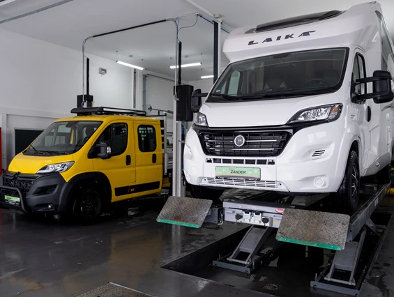 Wohnmobilhändler: Unser Werkstattbereich für Reisemobile - Hebebühnen & Achsvermessungsbühne für Fahrzeuge bis 8 Meter Länge und 5500 kg Gewicht vorhanden - für alle Service- und Reparaturarbeiten an Basisfahrzeug und Aufbau  - Autohaus Zander - Reisemobile Niederbayern