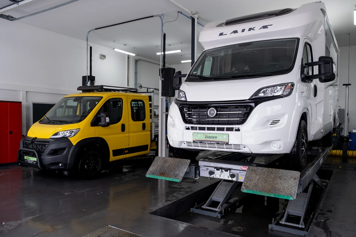 Wohnmobilhändler: Unser Werkstattbereich für Reisemobile - Hebebühnen & Achsvermessungsbühne für Fahrzeuge bis 8 Meter Länge und 5500 kg Gewicht vorhanden - für alle Service- und Reparaturarbeiten an Basisfahrzeug und Aufbau  - Autohaus Zander - Reisemobile Niederbayern