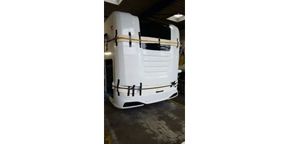 Wohnwagenhändler - Markenvertretung: Bürstner - Unfallschadeninstandsetzung:
Komplettes Heckteil an einem KNAUS ersetzt. - TRUCK CENTER DUCKE GMBH&CO.KG