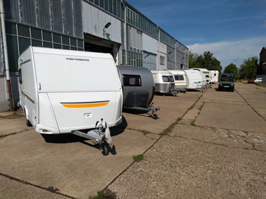 Wohnmobilhändler: Wir haben immer gepflegte Fahrzeuge im Verkauf. 
Wir kaufen auch an, aber nicht alles. Dafür gibt es andere Kollegen...
 - Camping-its.me