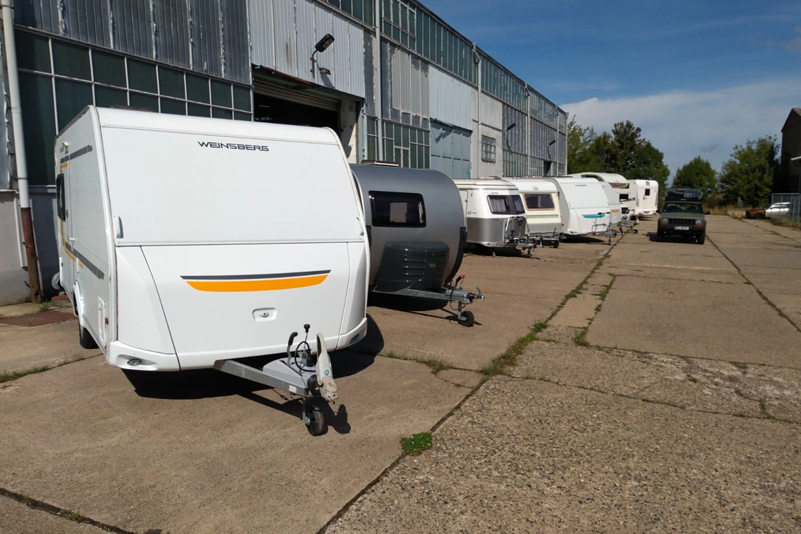 Wohnmobilhändler: Wir haben immer gepflegte Fahrzeuge im Verkauf. 
Wir kaufen auch an, aber nicht alles. Dafür gibt es andere Kollegen...
 - Camping-its.me