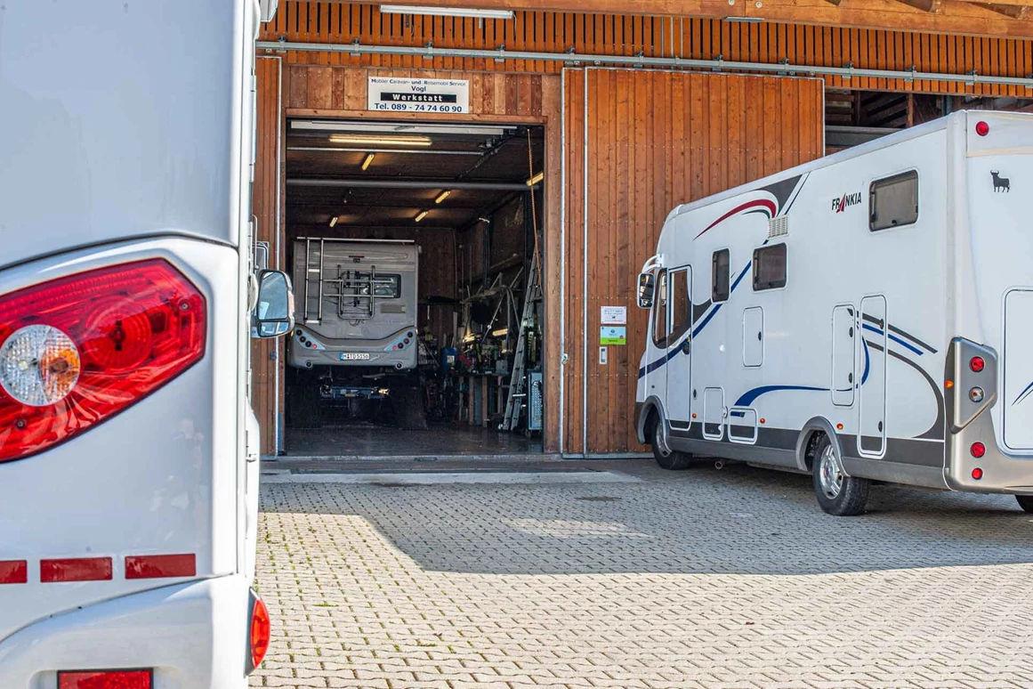 Wohnmobilhändler: Werkstattplatz 1+ 2 - Caravan Service Stehmeier - CARAVAN SERVICE Stehmeier