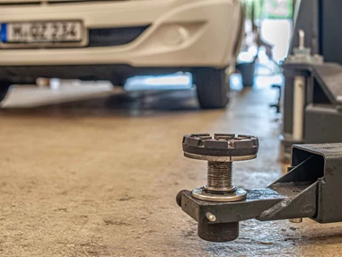 Wohnmobilhändler: 6t Hebebühne für Freizeitfahrzeuge - Caravan Service Stehmeier - CARAVAN SERVICE Stehmeier