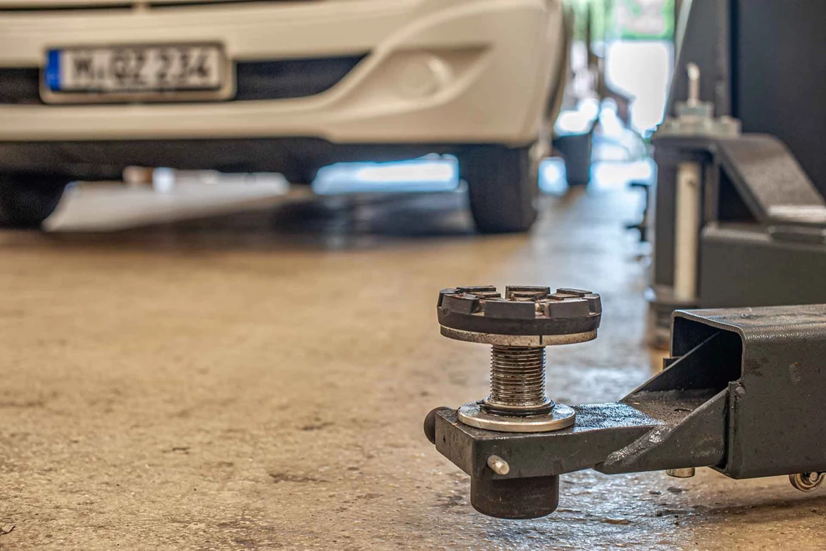 Wohnmobilhändler: 6t Hebebühne für Freizeitfahrzeuge - Caravan Service Stehmeier - CARAVAN SERVICE Stehmeier