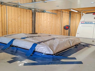 Wohnmobilhändler: Feuchtigkeitsschaden auf einem Wohnwagen Dach - Dichtigkeitsprüfung - Austausch Fenster - Caravan Service Stehmeier - CARAVAN SERVICE Stehmeier