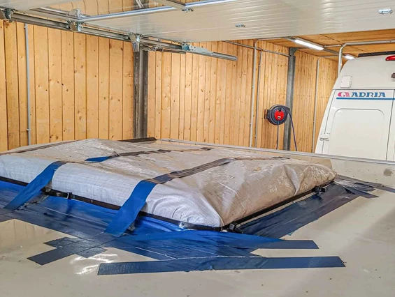 Wohnmobilhändler: Feuchtigkeitsschaden auf einem Wohnwagen Dach - Dichtigkeitsprüfung - Austausch Fenster - Caravan Service Stehmeier - CARAVAN SERVICE Stehmeier