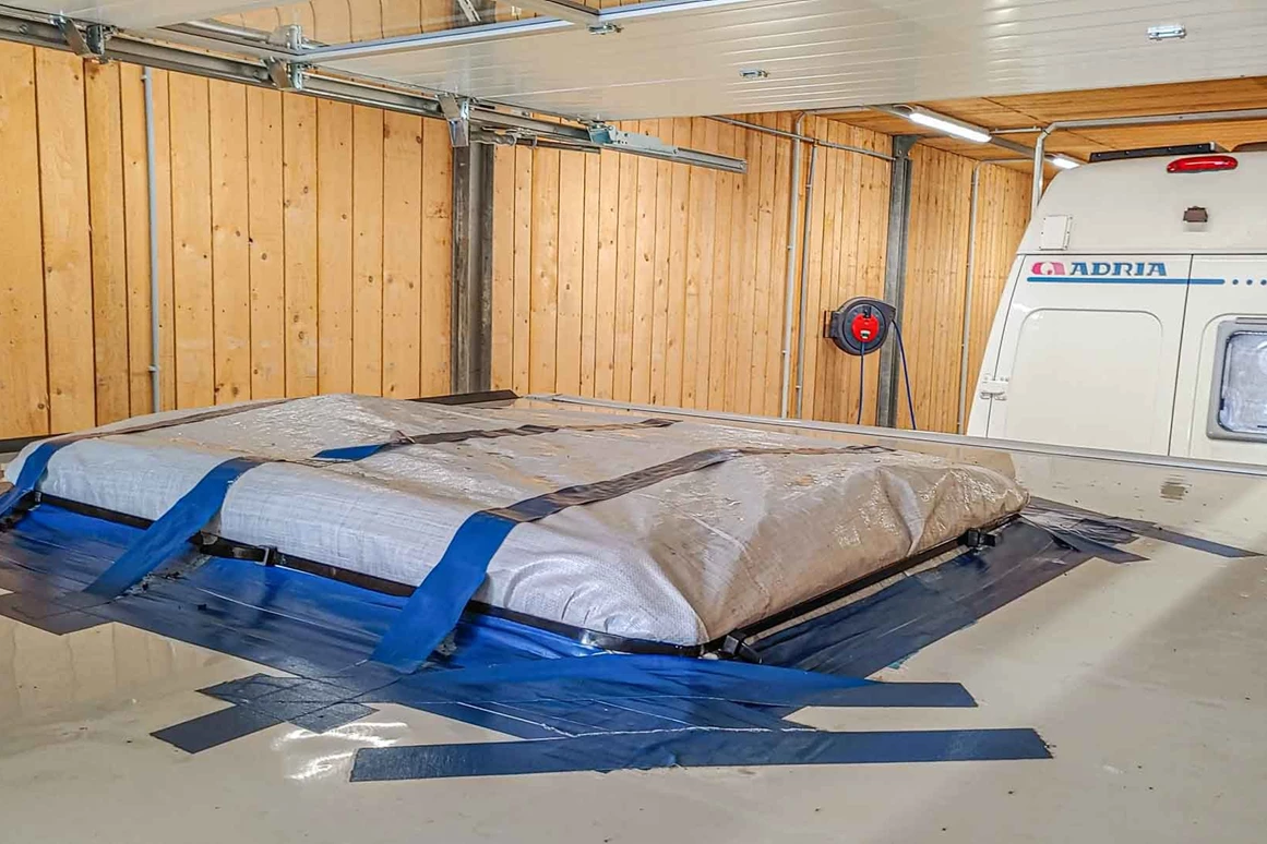 Wohnmobilhändler: Feuchtigkeitsschaden auf einem Wohnwagen Dach - Dichtigkeitsprüfung - Austausch Fenster - Caravan Service Stehmeier - CARAVAN SERVICE Stehmeier