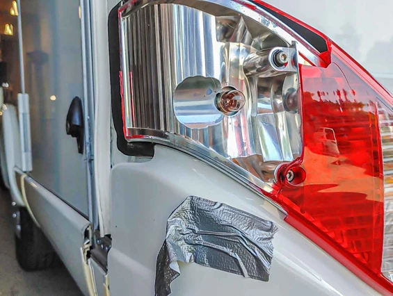 Wohnmobilhändler: Unfallschaden, Streifschaden, Anfahrschaden an einem Wohnmobil zur Reparatur - Caravan Service Stehmeier - CARAVAN SERVICE Stehmeier