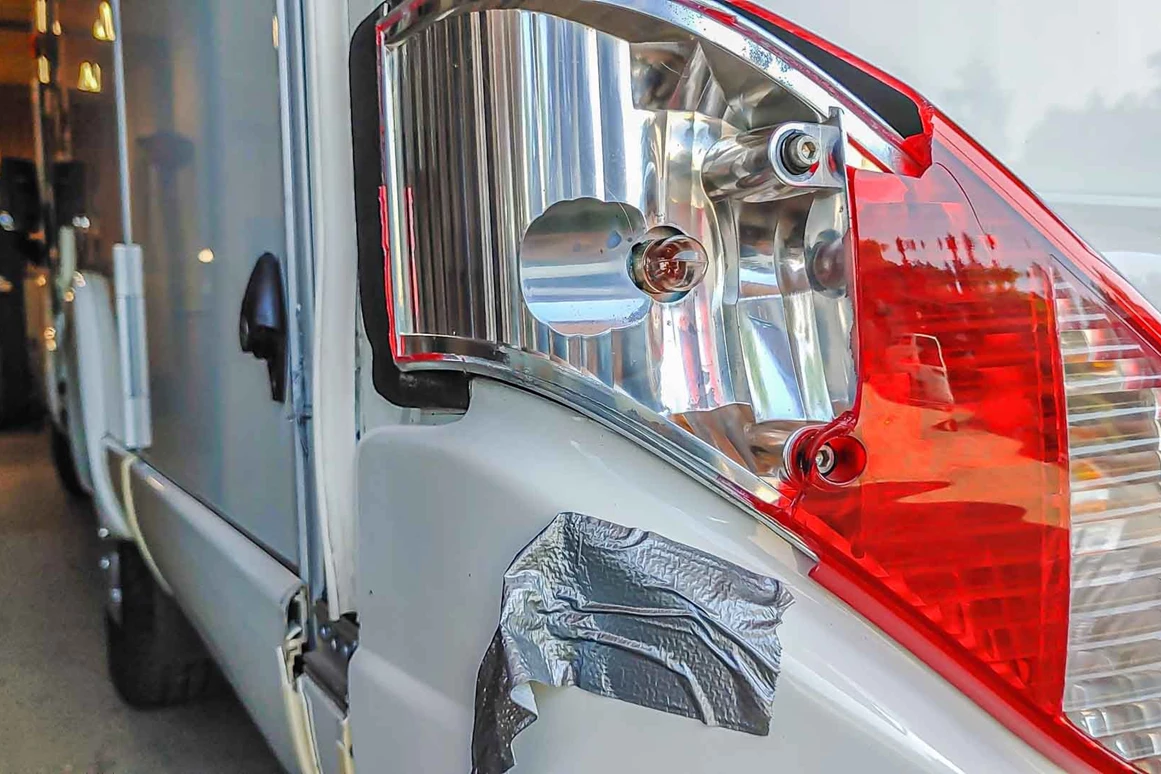 Wohnmobilhändler: Unfallschaden, Streifschaden, Anfahrschaden an einem Wohnmobil zur Reparatur - Caravan Service Stehmeier - CARAVAN SERVICE Stehmeier