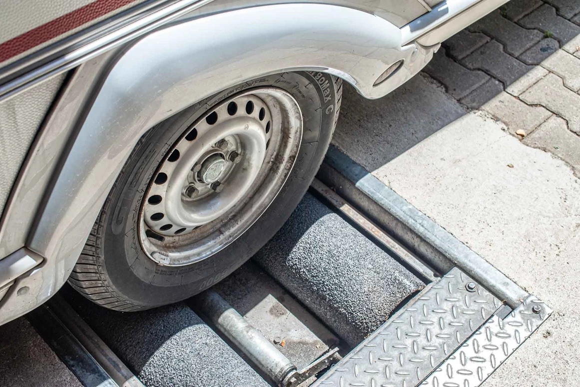 Wohnmobilhändler: Doppelachs Bremsenprüfstand für Wohnmobile und Wohnwagen zur Vorbereitung der HU - Caravan Service Stehmeier - CARAVAN SERVICE Stehmeier