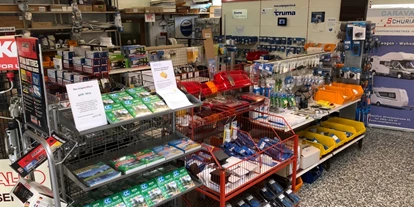 Concessionario di caravan - Reparatur Wohnwagen - Austria - Movera Zubehörpartner für Kärnten. Gut sortierter Zubehörshop mit vielen nützlichem Zubehör und Ersatzteilen.
Unser großer Zubehörkatalog mit Angeboten, Tipps & Tricks liegt kostenlos für sie in unserem Campingshop bereit.
Von "A" wie Antennen, Campingzubehör, Gasteile, Strom- und Elektroteile, Wasser und Sanitärartikel, WC Chemie, Pflege- und Reinigung und vieles mehr.... - Caravan Schurian