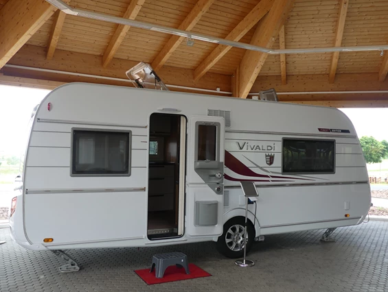 Wohnmobilhändler: Caravan & Reisemobil Verkauf Handschuhmacher