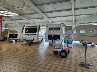 Wohnmobilhändler: Ausstellunghalle - Wohnwagenzentrum